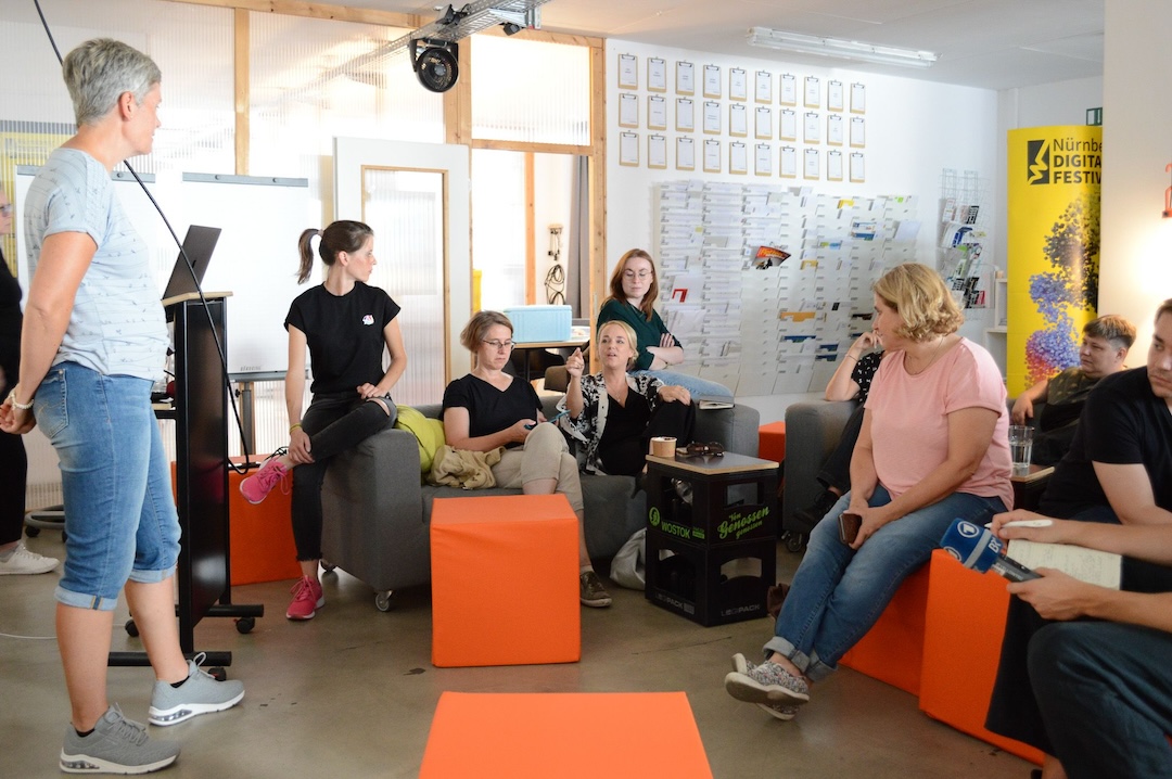 Coworking Nürnberg Eventlounge mit ca. 30 Teilnehmer:innen eines Meetups