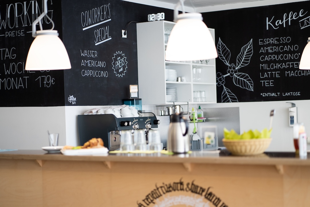 Coworking Nürnberg Eventlounge mit gemütlicher Kaffeebar