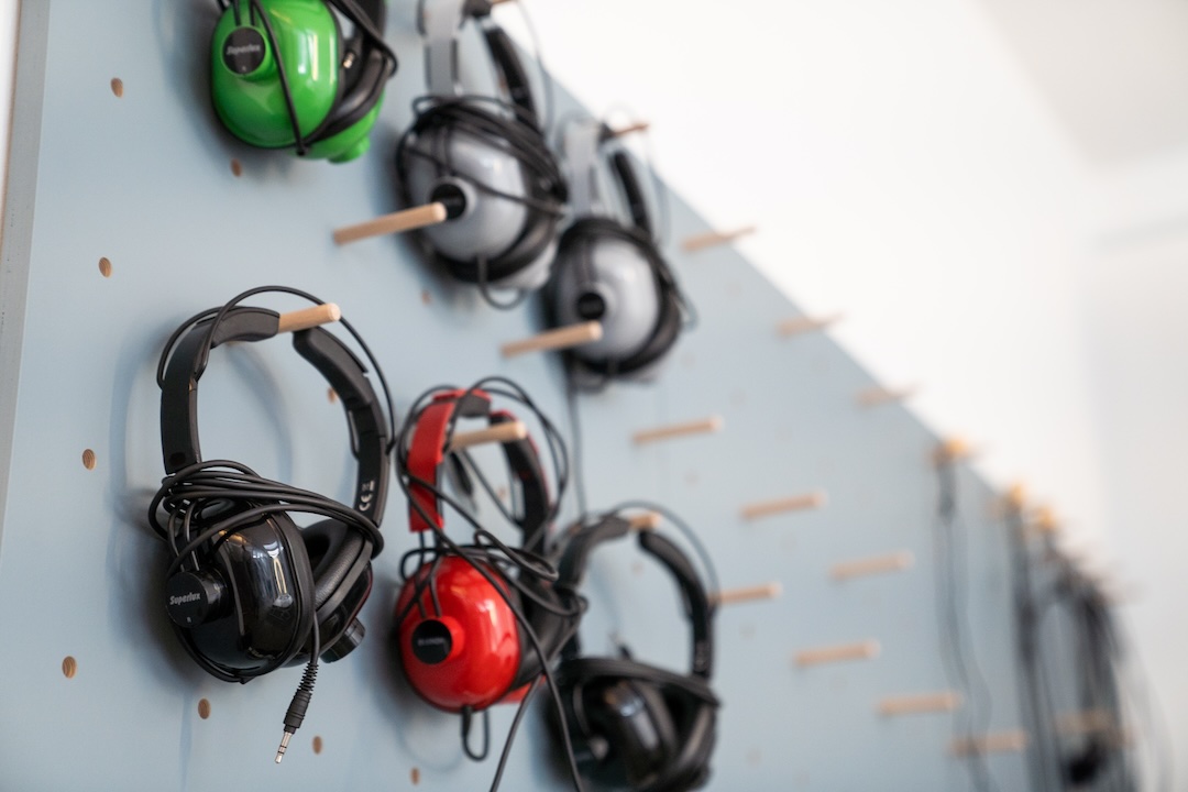 Große Wand mit nützlichen Tools wie Kopfhörern und Adaptern